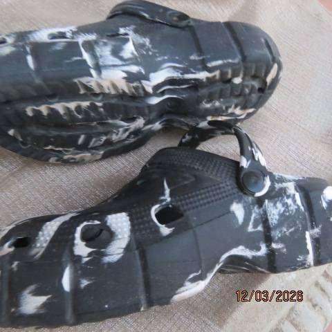 Men's black and white patterned plastic sandals size 6