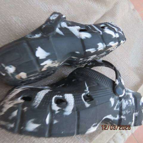 Men's black and white patterned plastic sandals size 6