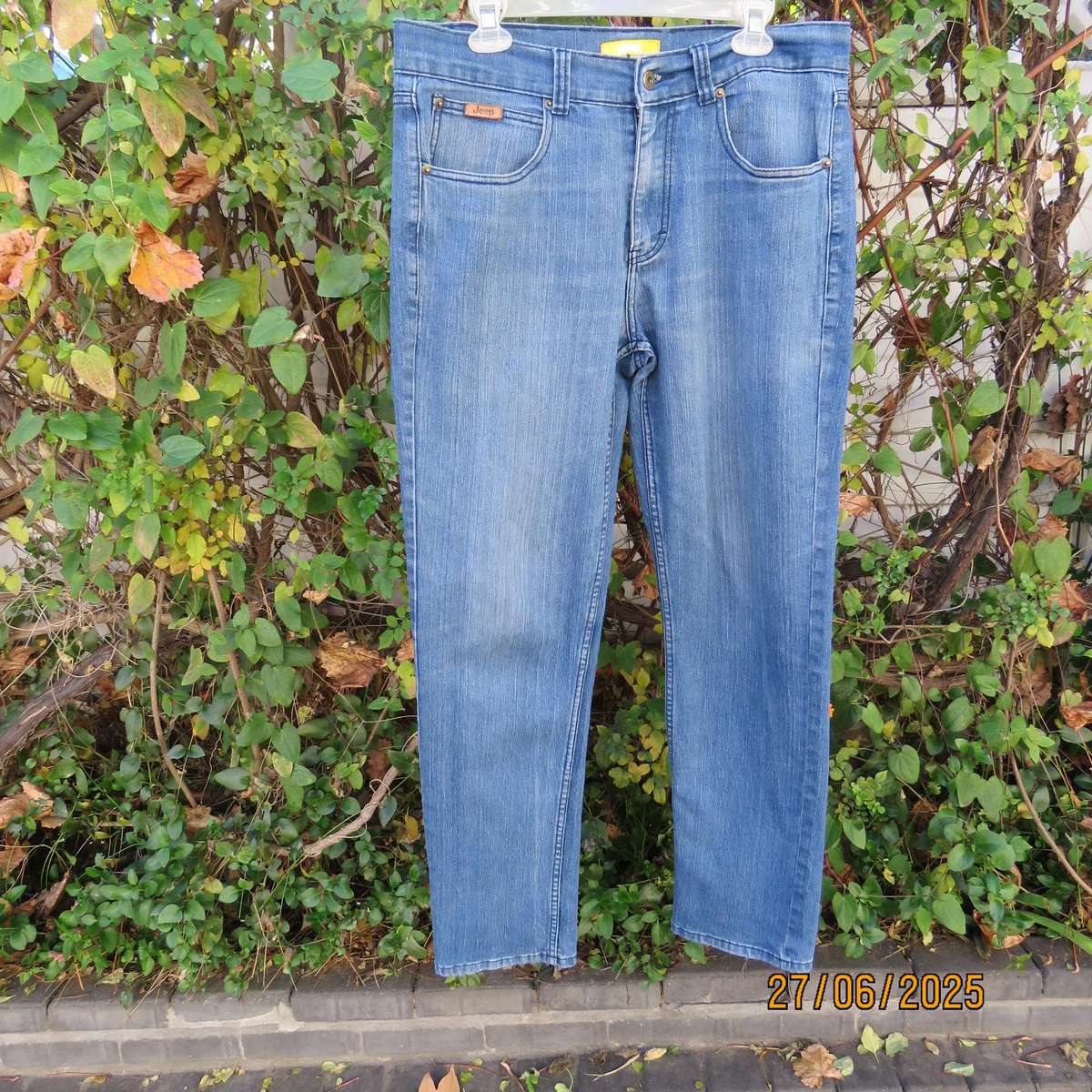 JEEP blue denim stretch polycotton jeans with tapered legs. Size 34.