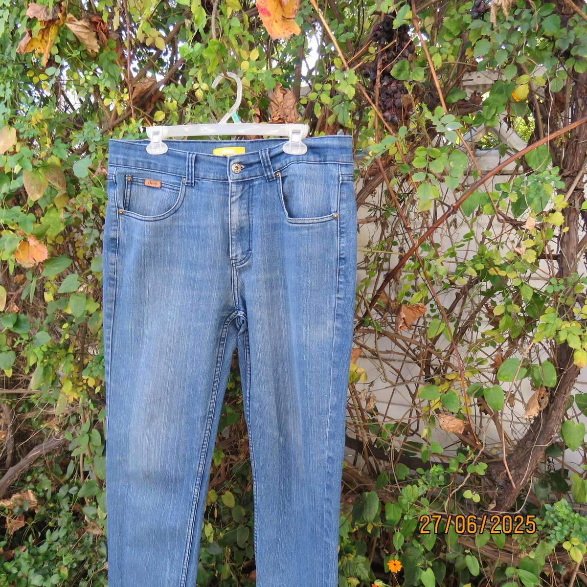 JEEP blue denim stretch polycotton jeans with tapered legs. Size 34.