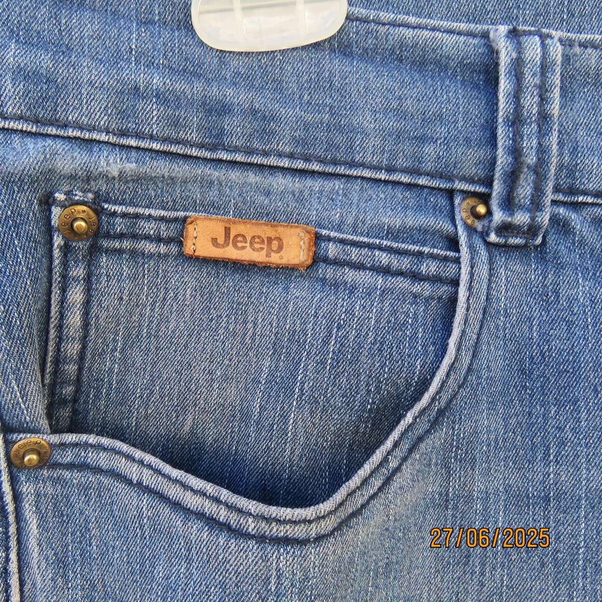 JEEP blue denim stretch polycotton jeans with tapered legs. Size 34.
