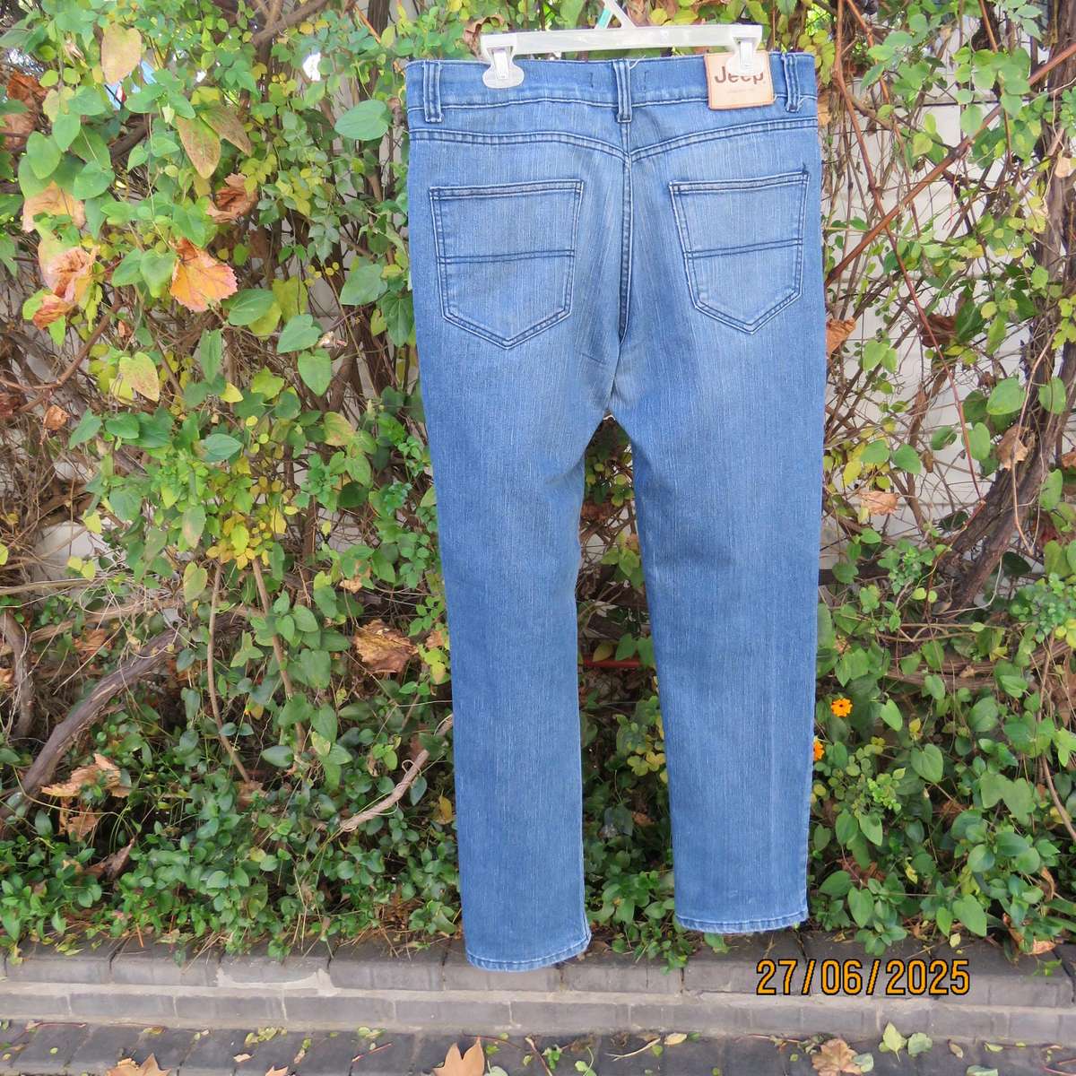 JEEP blue denim stretch polycotton jeans with tapered legs. Size 34.