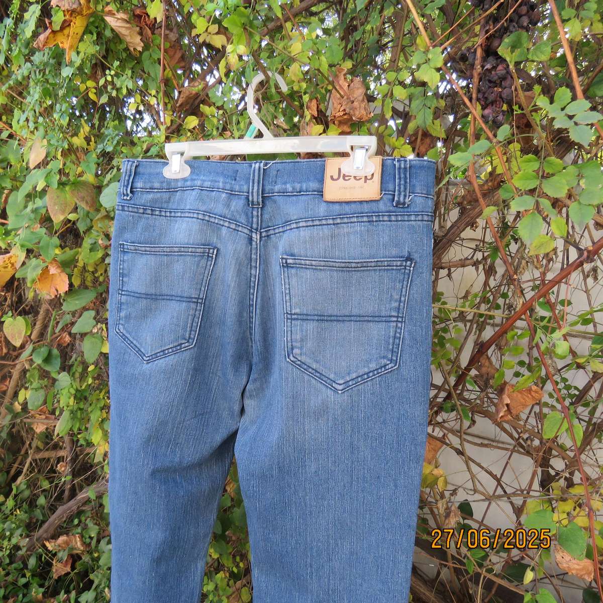 JEEP blue denim stretch polycotton jeans with tapered legs. Size 34.