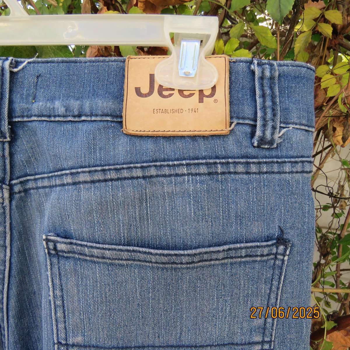 JEEP blue denim stretch polycotton jeans with tapered legs. Size 34.