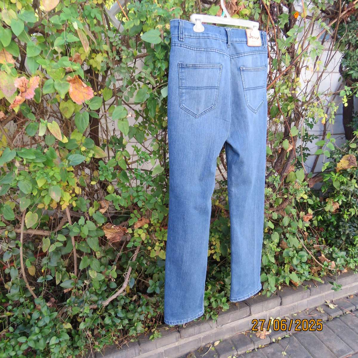 JEEP blue denim stretch polycotton jeans with tapered legs. Size 34.