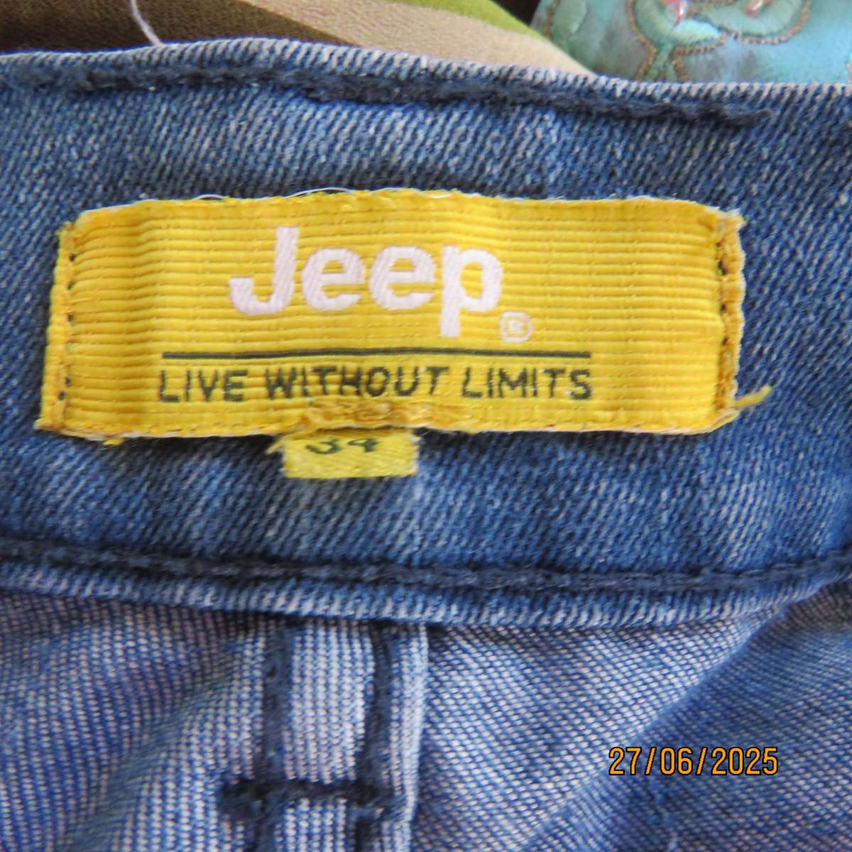 JEEP blue denim stretch polycotton jeans with tapered legs. Size 34.