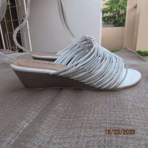 PARADISE slip-on wedge heel sandals with thin straps in white and silver, size 4