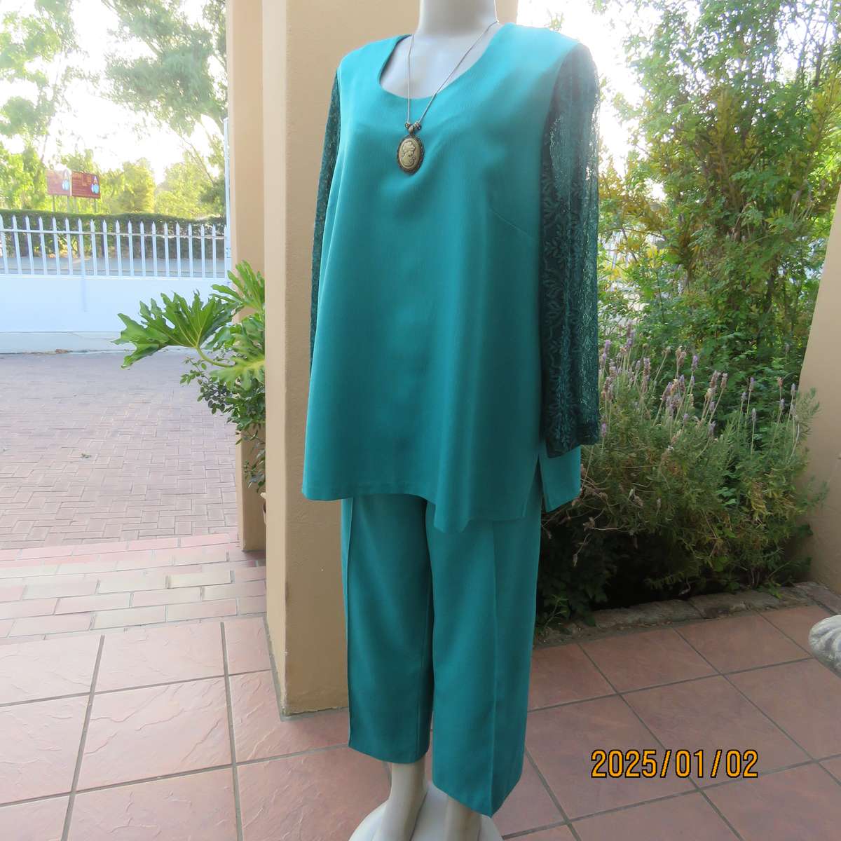 Boutique made caribbean green 2 pc pant suit. Textured polyester. Size 42-44.Stretch acrylic sleeves