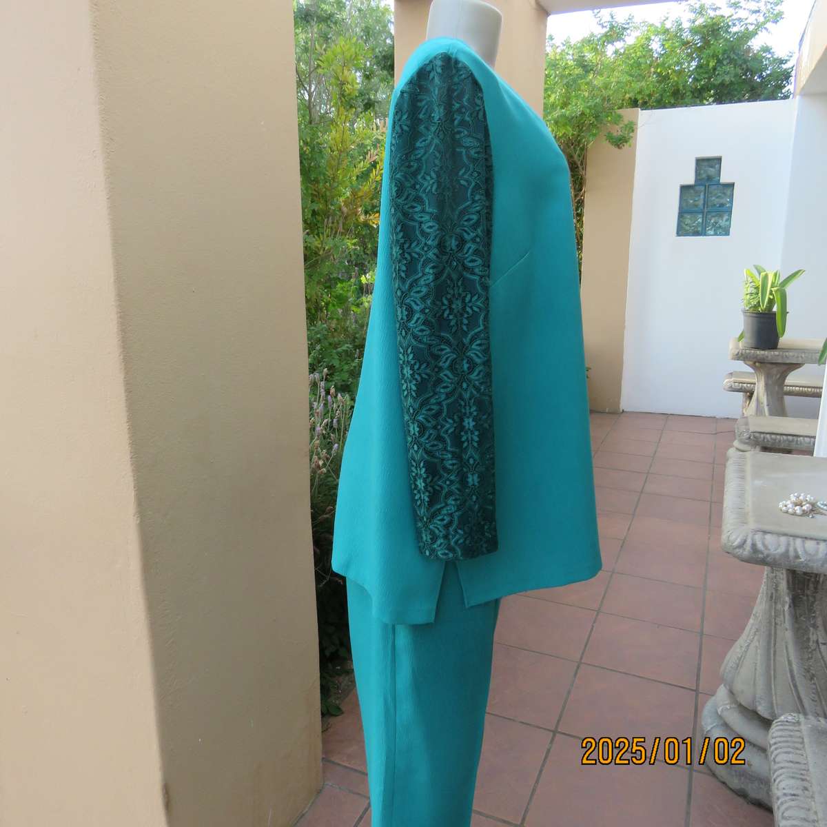Boutique made caribbean green 2 pc pant suit. Textured polyester. Size 42-44.Stretch acrylic sleeves