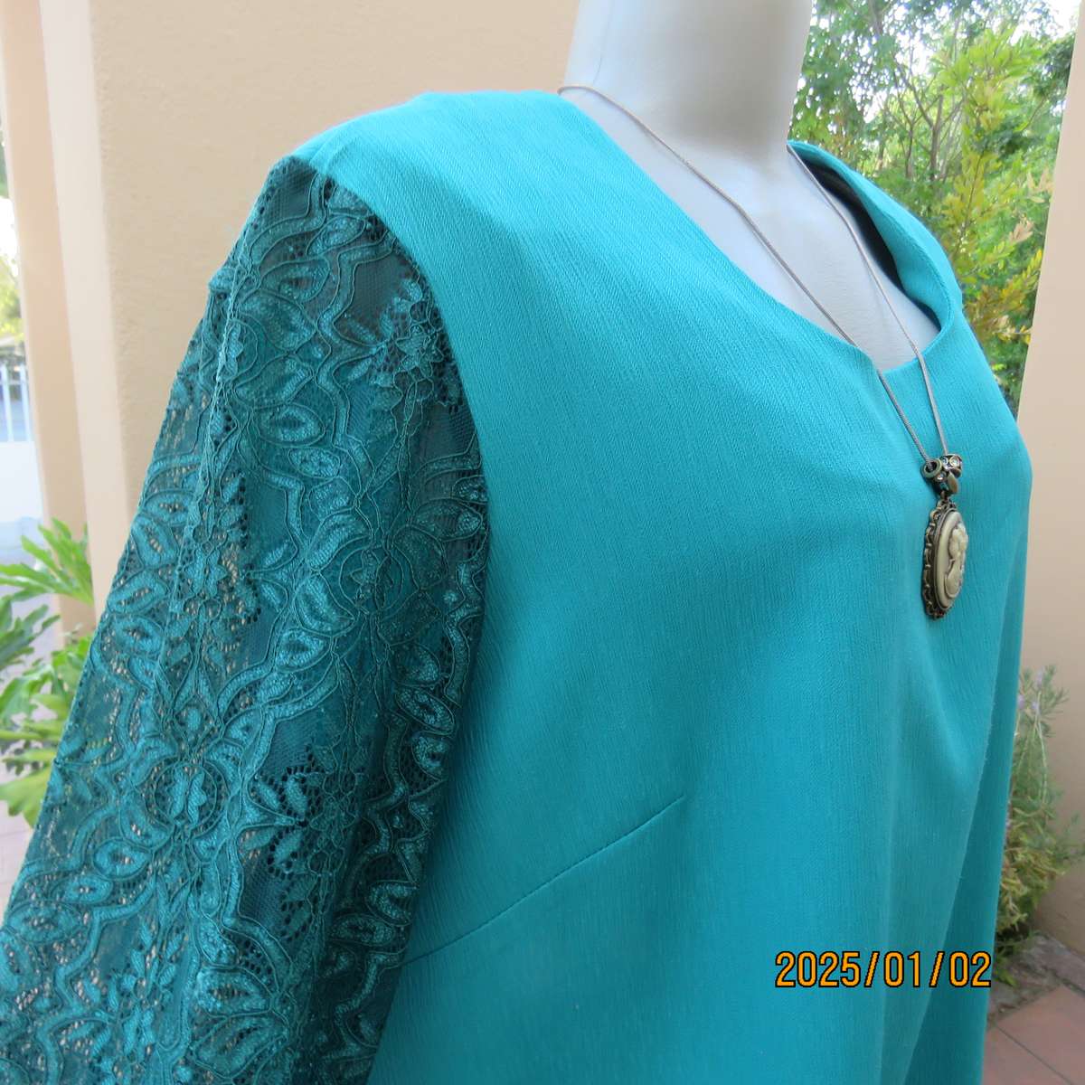 Boutique made caribbean green 2 pc pant suit. Textured polyester. Size 42-44.Stretch acrylic sleeves