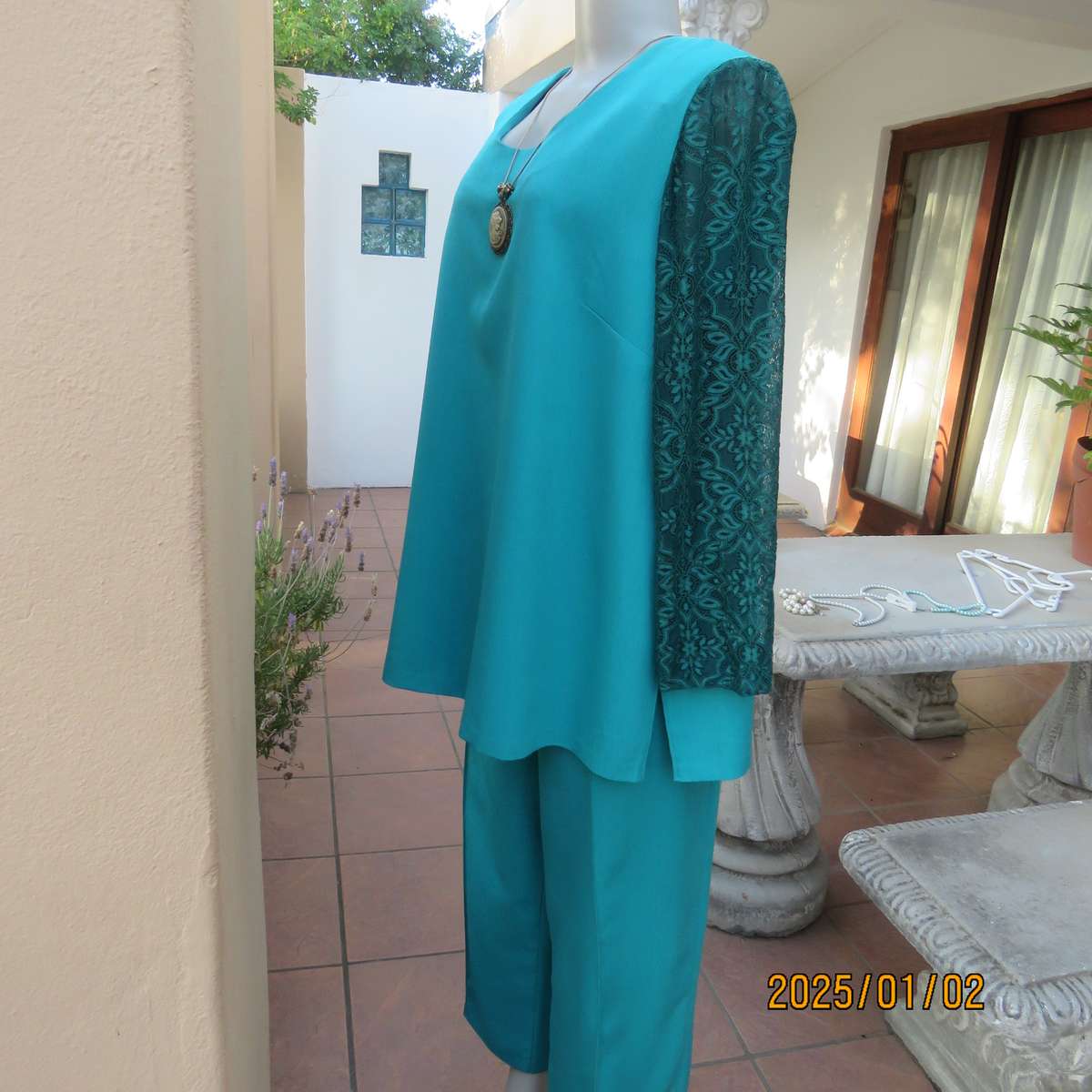 Boutique made caribbean green 2 pc pant suit. Textured polyester. Size 42-44.Stretch acrylic sleeves