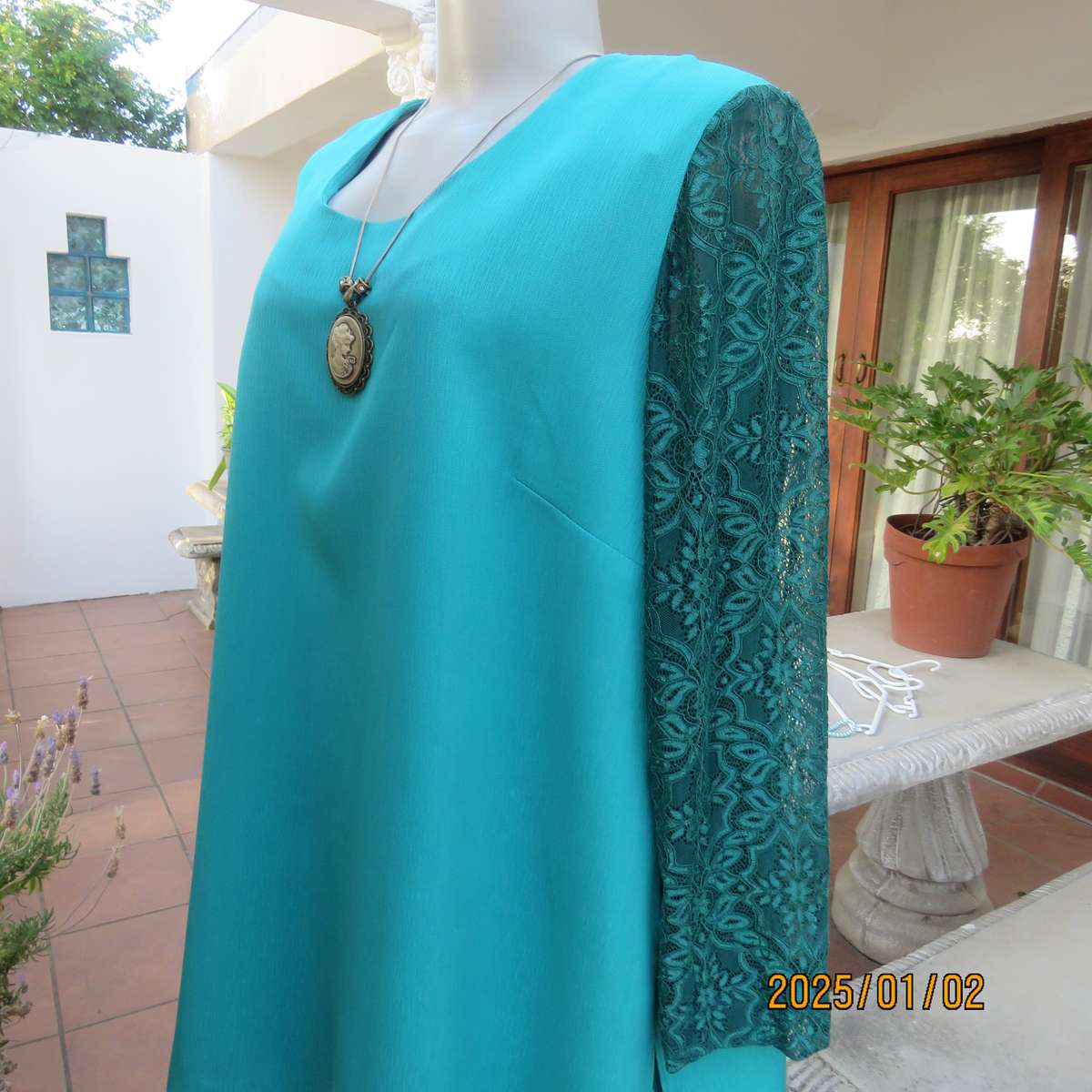 Boutique made caribbean green 2 pc pant suit. Textured polyester. Size 42-44.Stretch acrylic sleeves