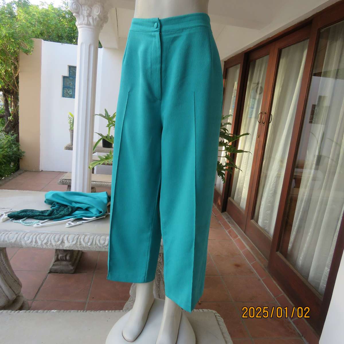 Boutique made caribbean green 2 pc pant suit. Textured polyester. Size 42-44.Stretch acrylic sleeves
