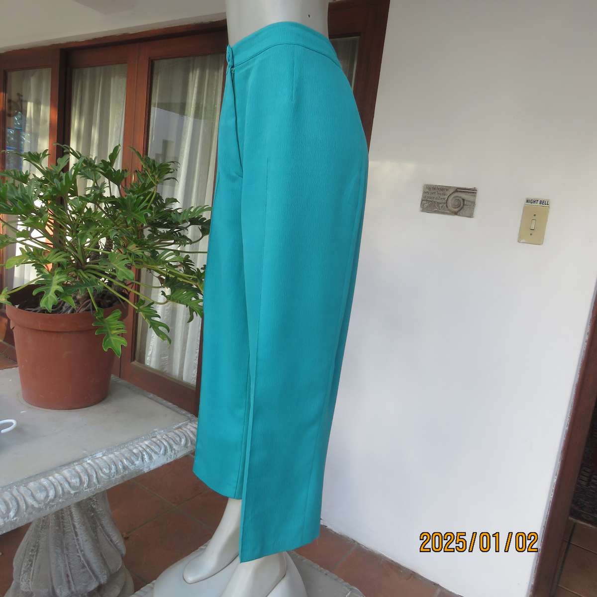 Boutique made caribbean green 2 pc pant suit. Textured polyester. Size 42-44.Stretch acrylic sleeves