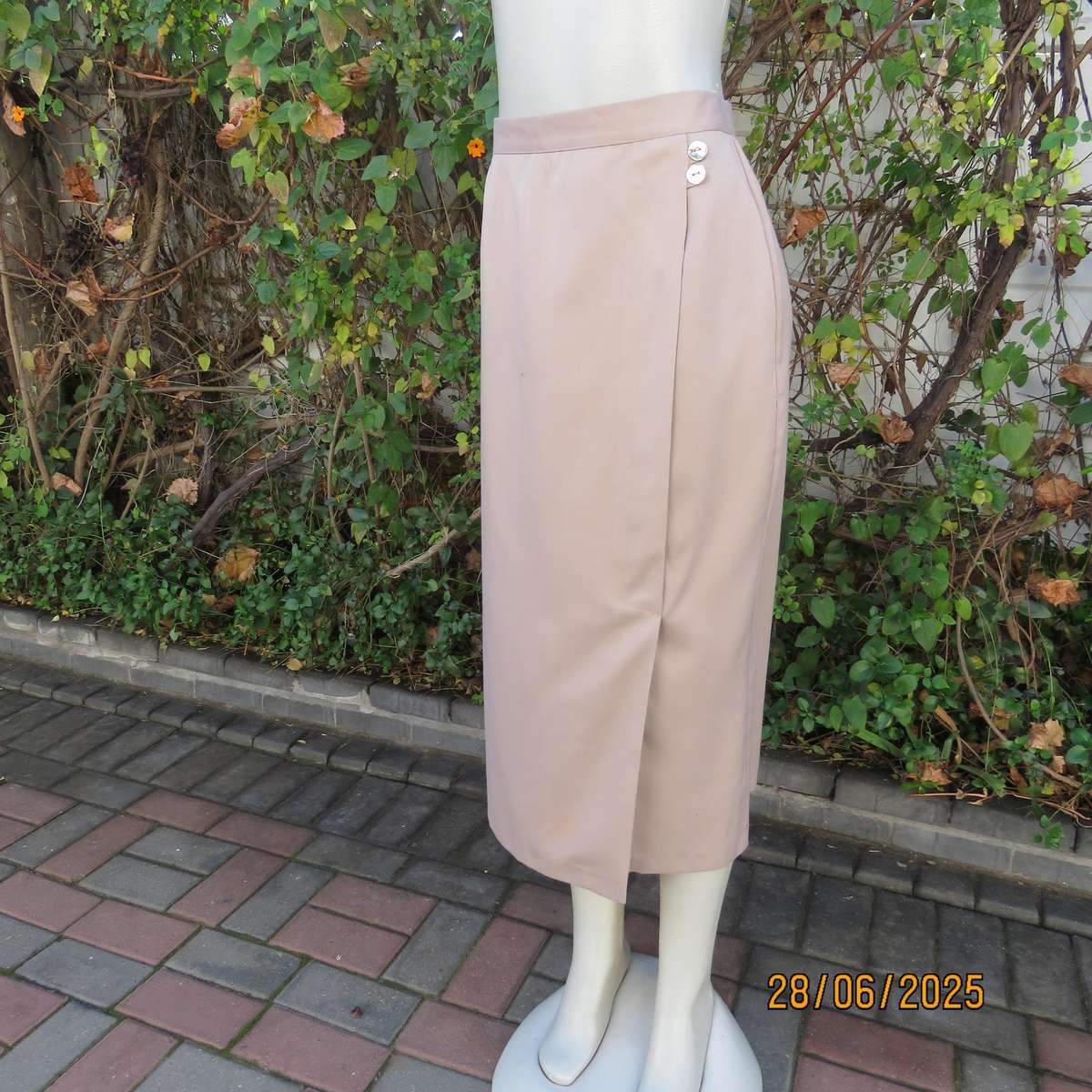 NEW ERA ecru colour elegant pencil skirt. Left tucked seam with pleat. Size 38