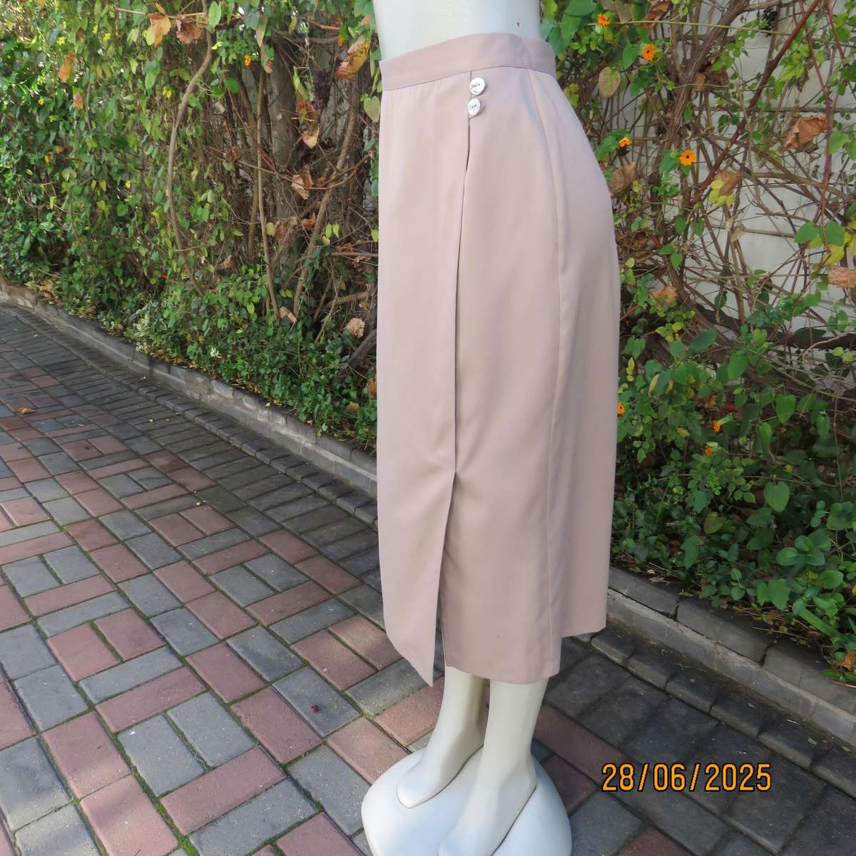 NEW ERA ecru colour elegant pencil skirt. Left tucked seam with pleat. Size 38