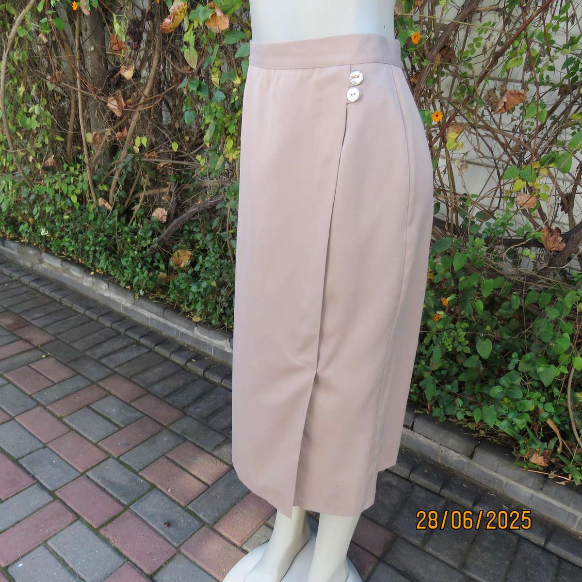 NEW ERA ecru colour elegant pencil skirt. Left tucked seam with pleat. Size 38