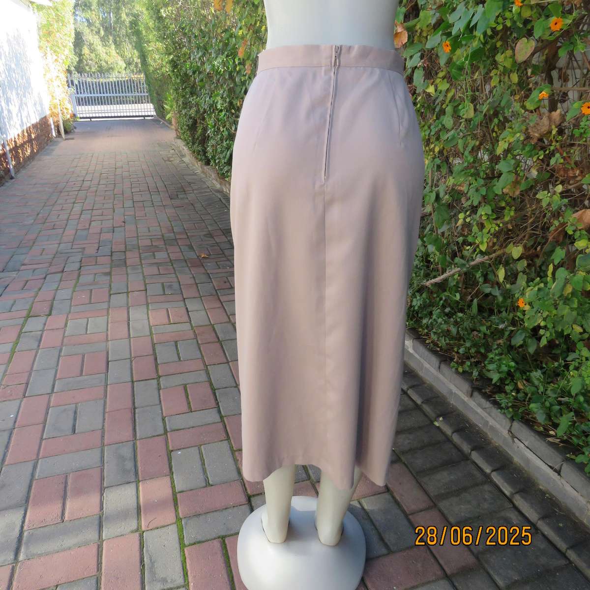 NEW ERA ecru colour elegant pencil skirt. Left tucked seam with pleat. Size 38