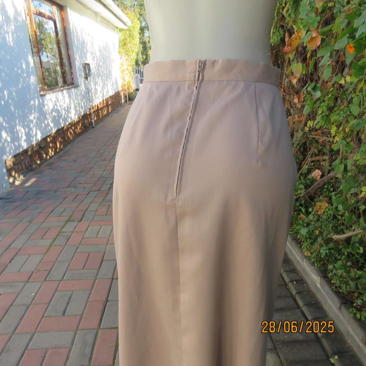 NEW ERA ecru colour elegant pencil skirt. Left tucked seam with pleat. Size 38