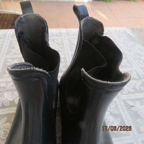 Black short handy rain boots with elastic side inlays and low heels size 5