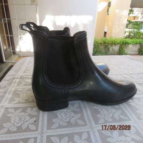 Black short handy rain boots with elastic side inlays and low heels size 5