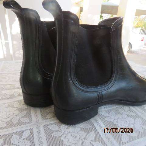 Black short handy rain boots with elastic side inlays and low heels size 5