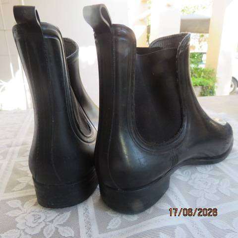 Black short handy rain boots with elastic side inlays and low heels size 5