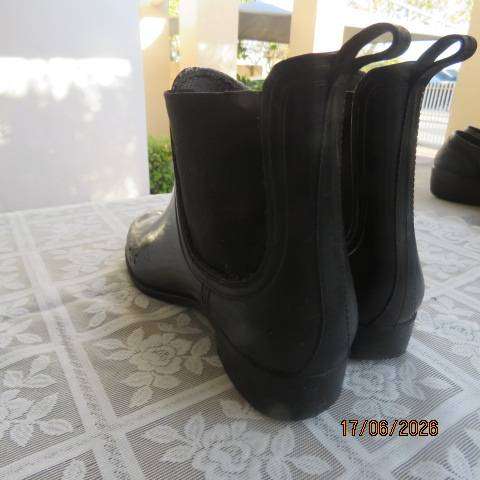 Black short handy rain boots with elastic side inlays and low heels size 5