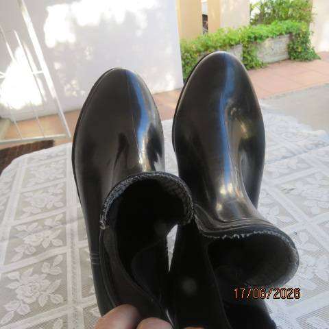 Black short handy rain boots with elastic side inlays and low heels size 5