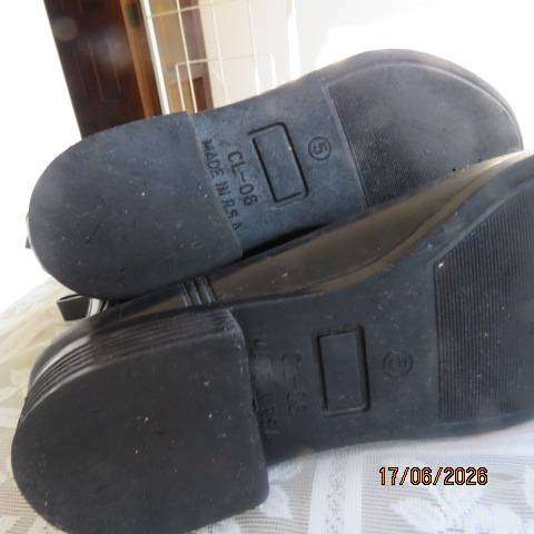 Black short handy rain boots with elastic side inlays and low heels size 5