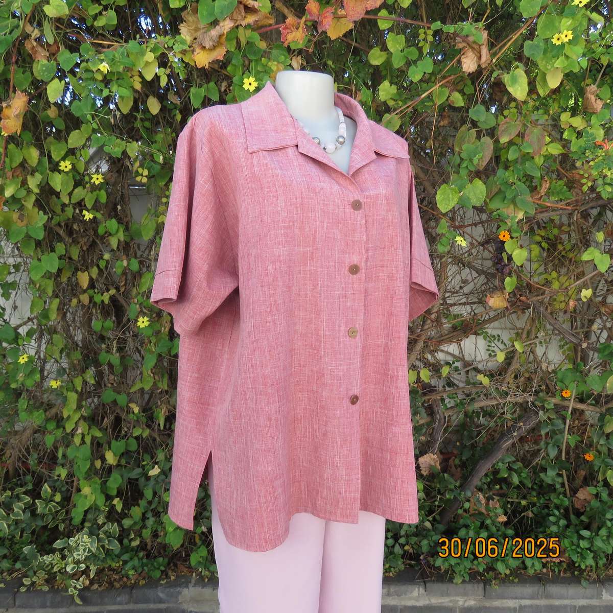RONEY'S button down short sleeve top in mottled coral-white polyester fabric. Size 46