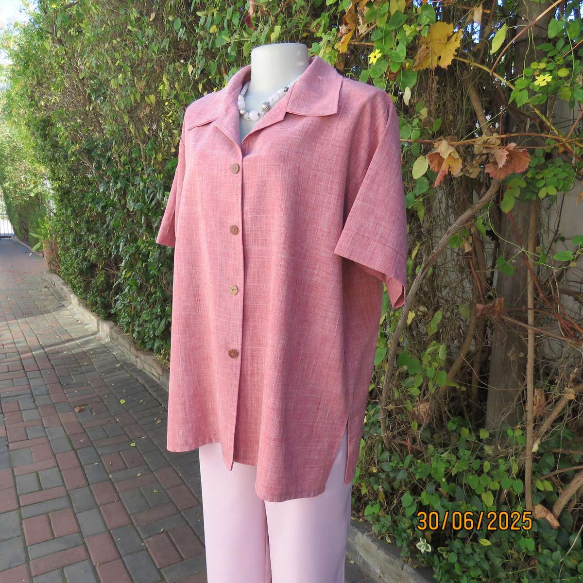 RONEY'S button down short sleeve top in mottled coral-white polyester fabric. Size 46