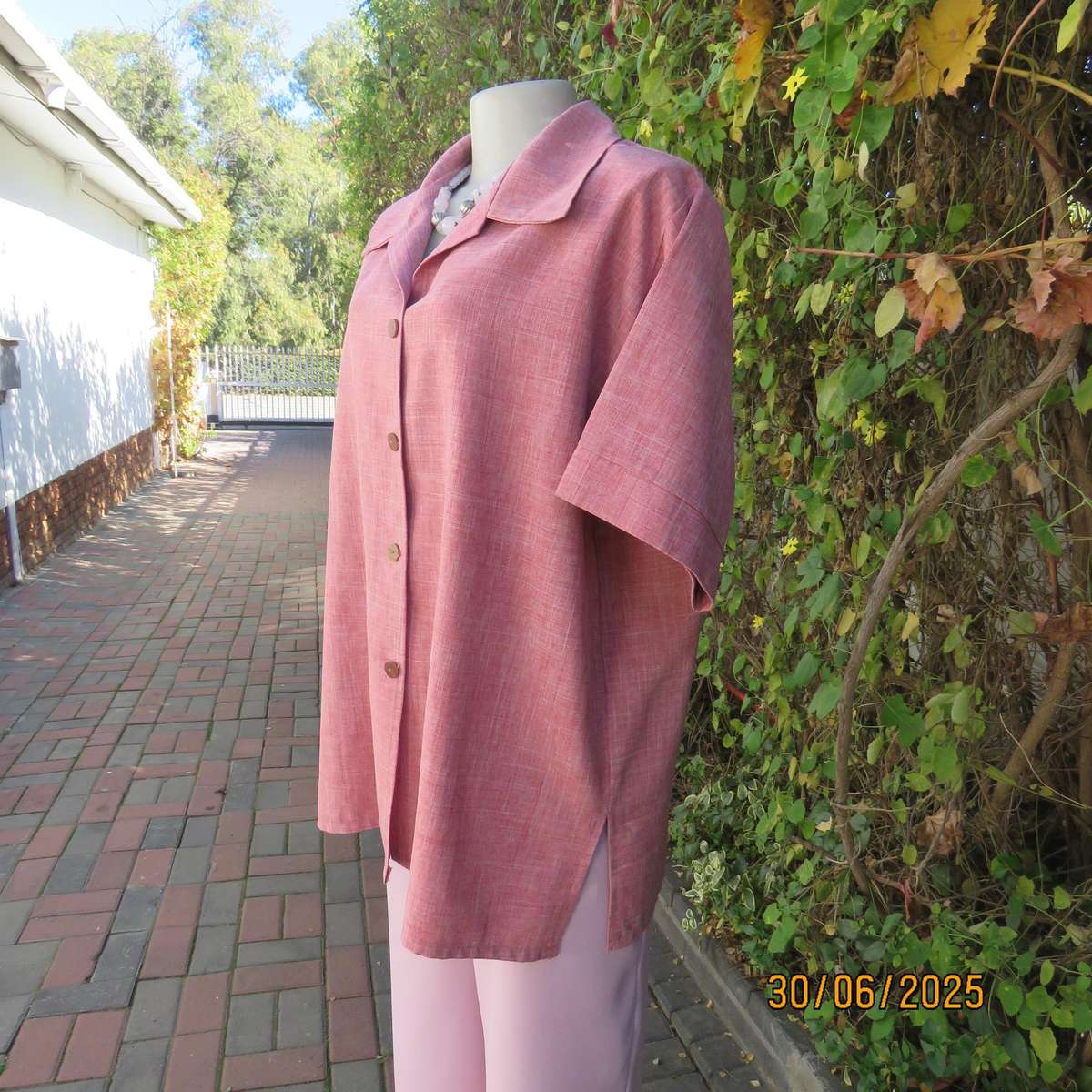 RONEY'S button down short sleeve top in mottled coral-white polyester fabric. Size 46