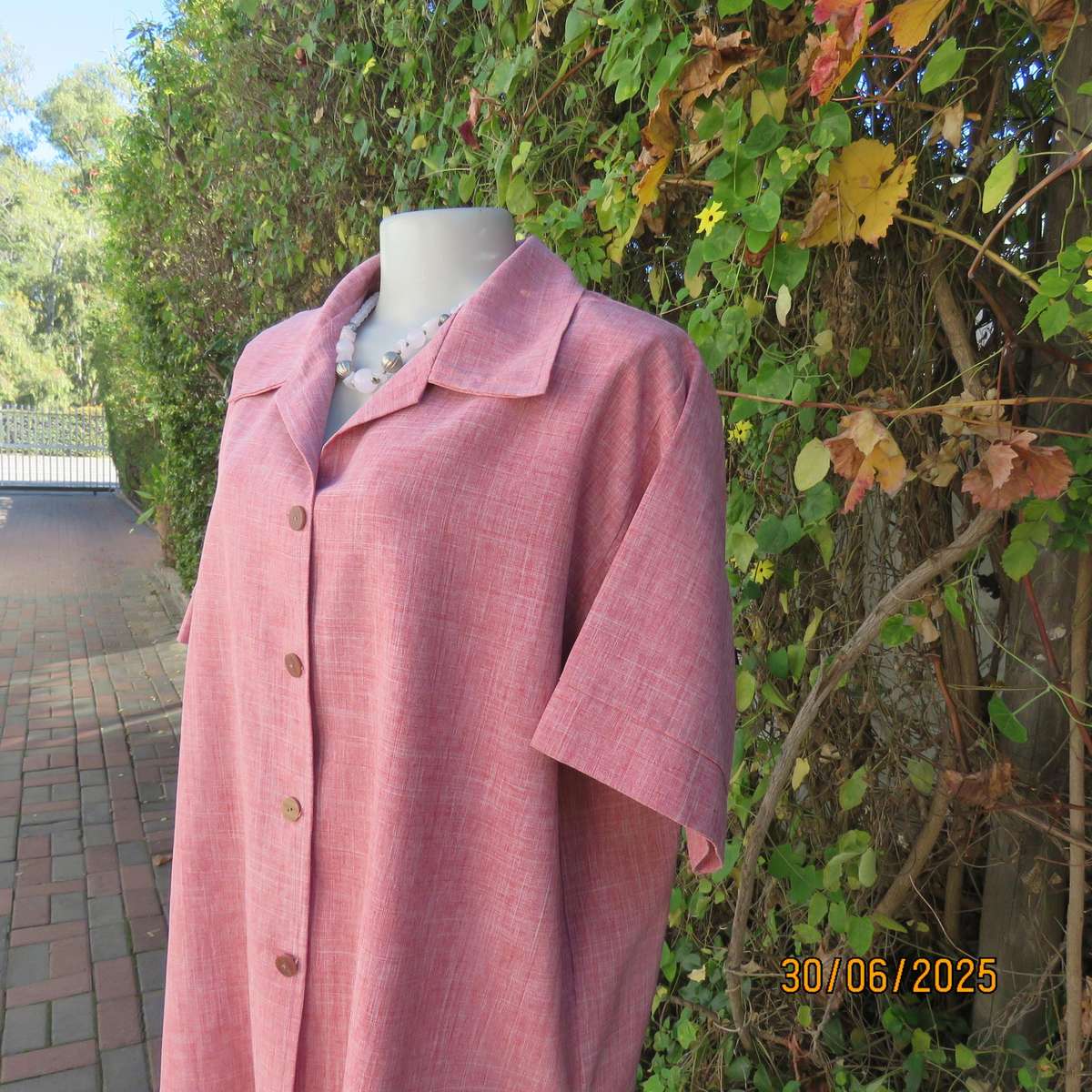 RONEY'S button down short sleeve top in mottled coral-white polyester fabric. Size 46