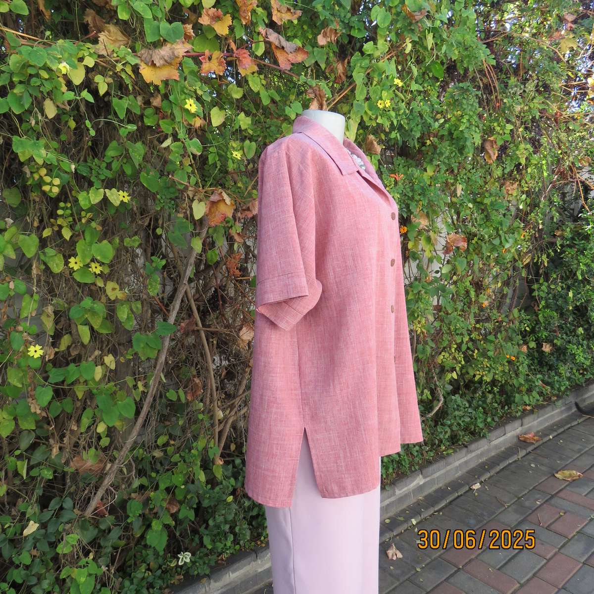 RONEY'S button down short sleeve top in mottled coral-white polyester fabric. Size 46