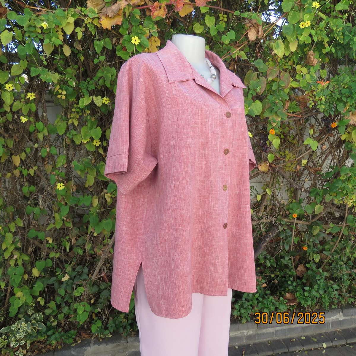 RONEY'S button down short sleeve top in mottled coral-white polyester fabric. Size 46