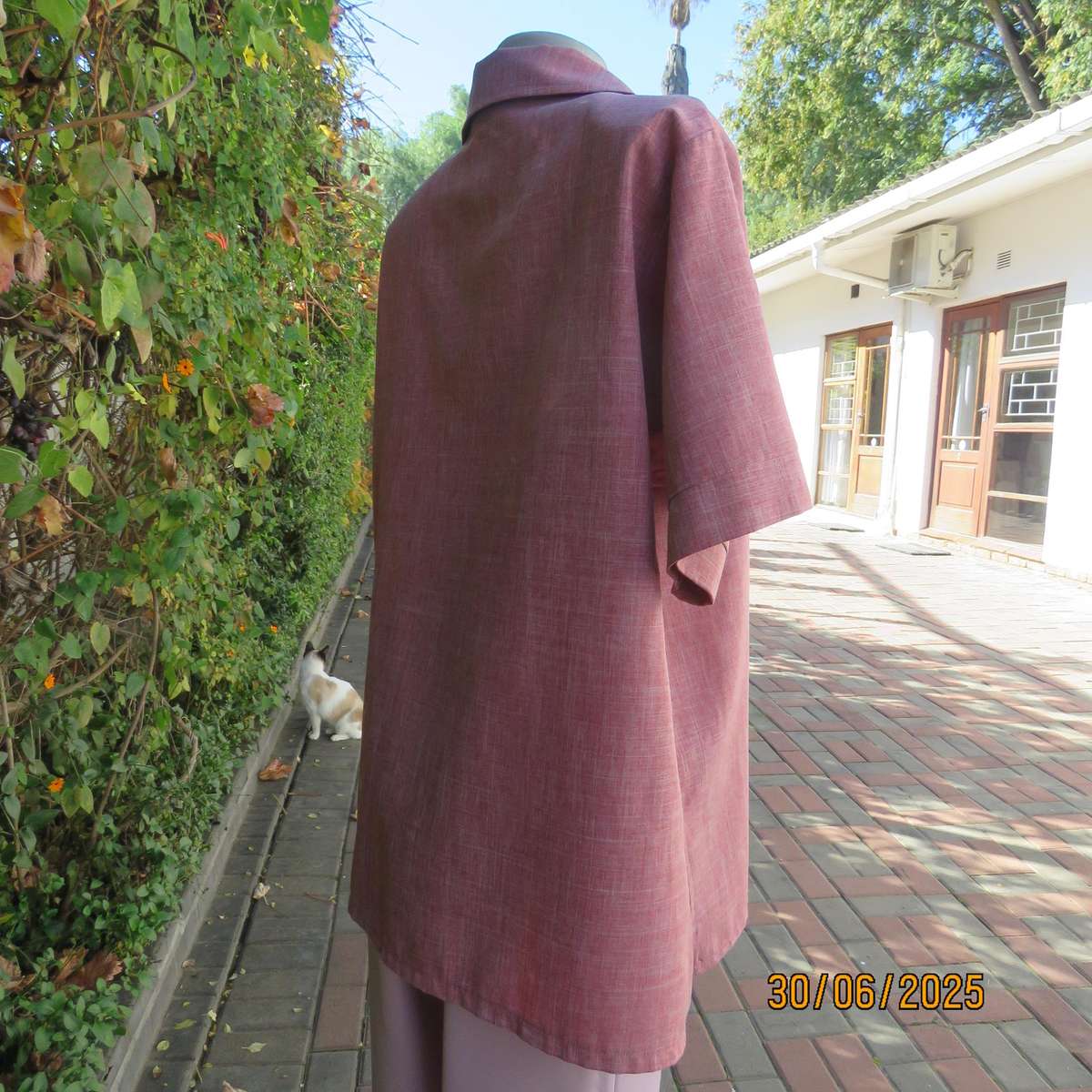 RONEY'S button down short sleeve top in mottled coral-white polyester fabric. Size 46