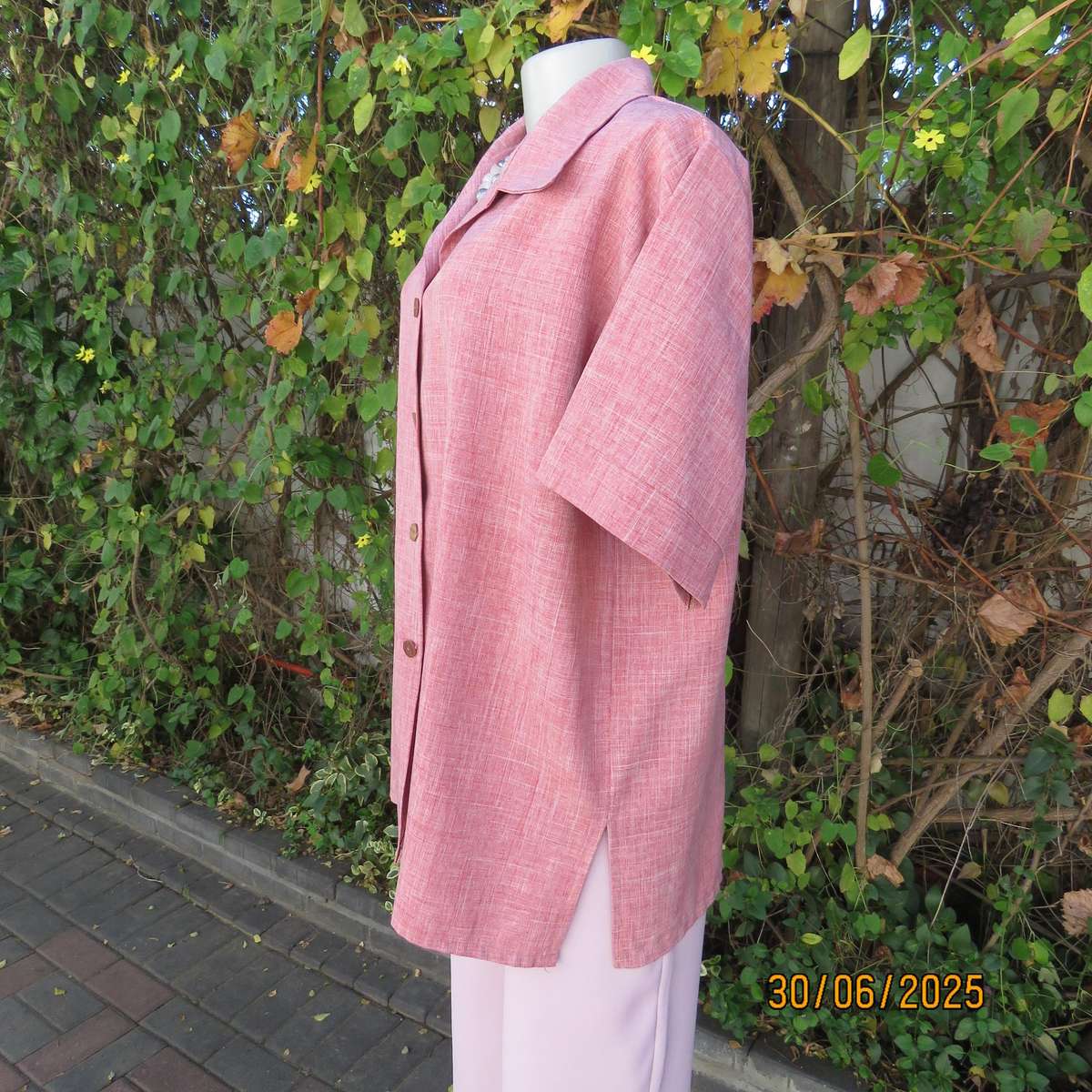 RONEY'S button down short sleeve top in mottled coral-white polyester fabric. Size 46