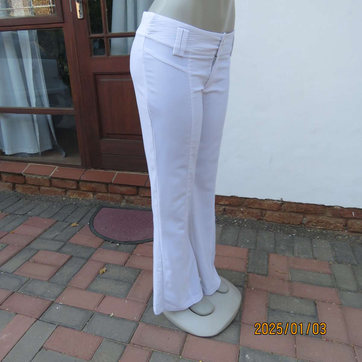 White polycotton stretch LEGIT bootlegged pants in size 34-36. No pockets.
