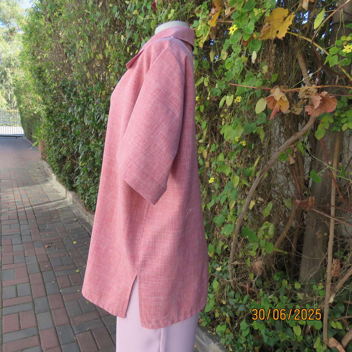 RONEY'S button down short sleeve top in mottled coral-white polyester fabric. Size 46