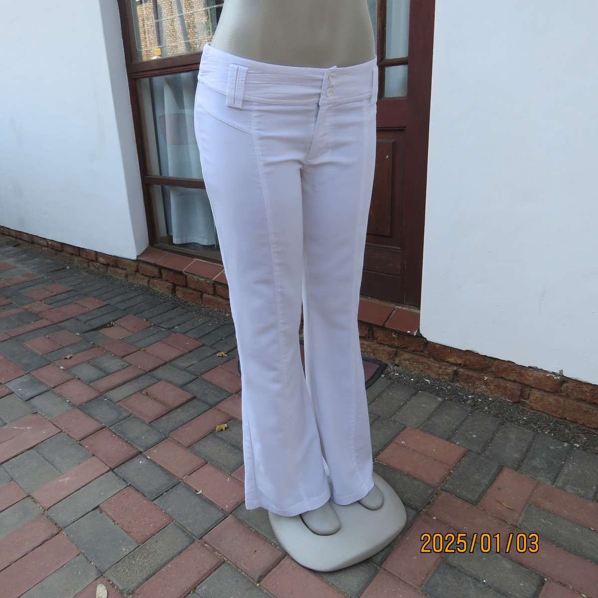 White polycotton stretch LEGIT bootlegged pants in size 34-36. No pockets.