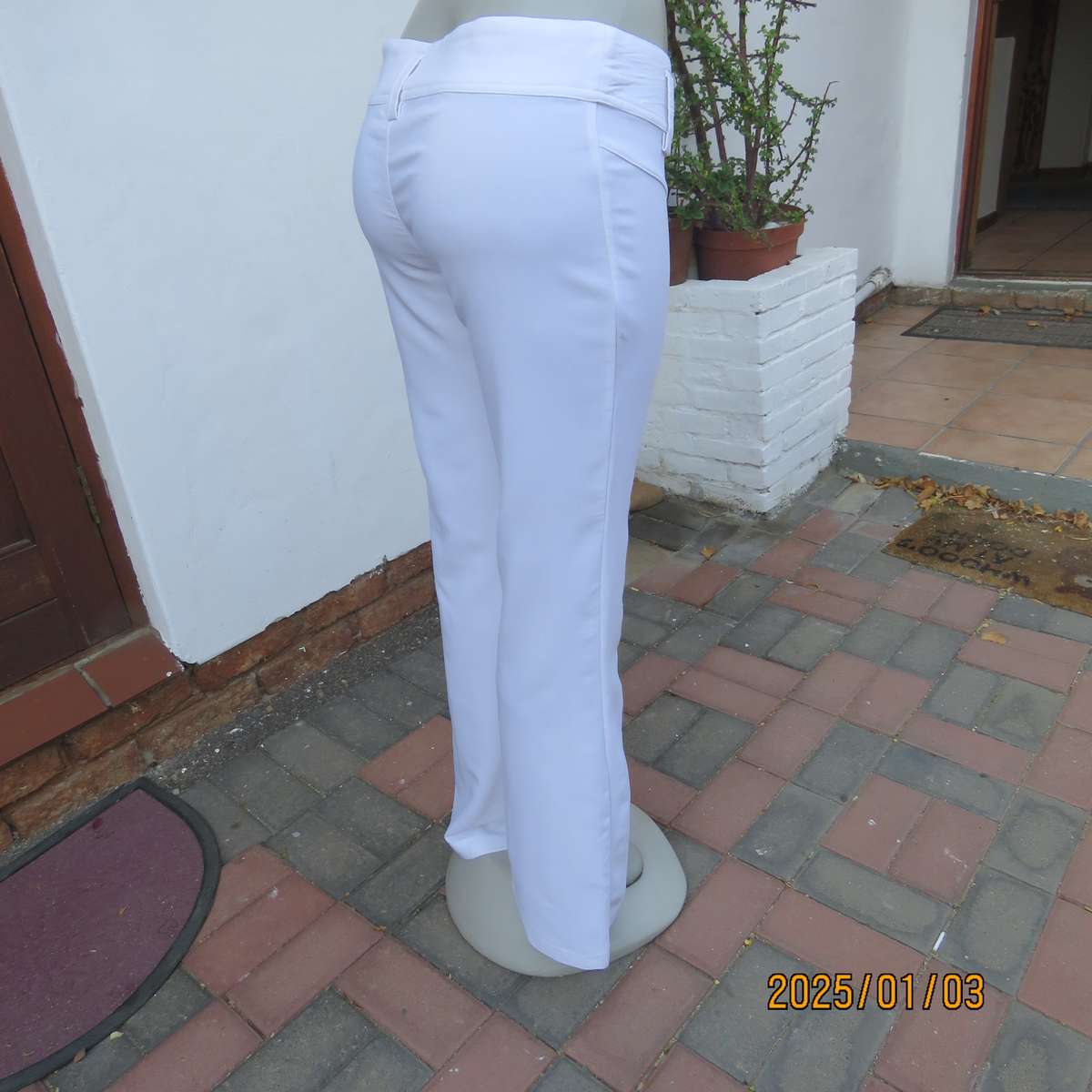 White polycotton stretch LEGIT bootlegged pants in size 34-36. No pockets.