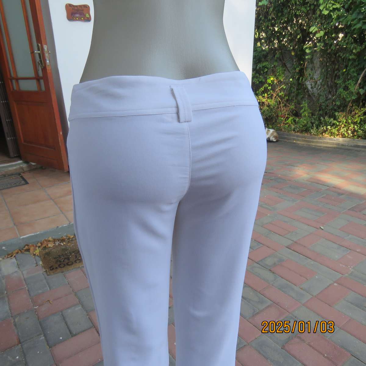 White polycotton stretch LEGIT bootlegged pants in size 34-36. No pockets.