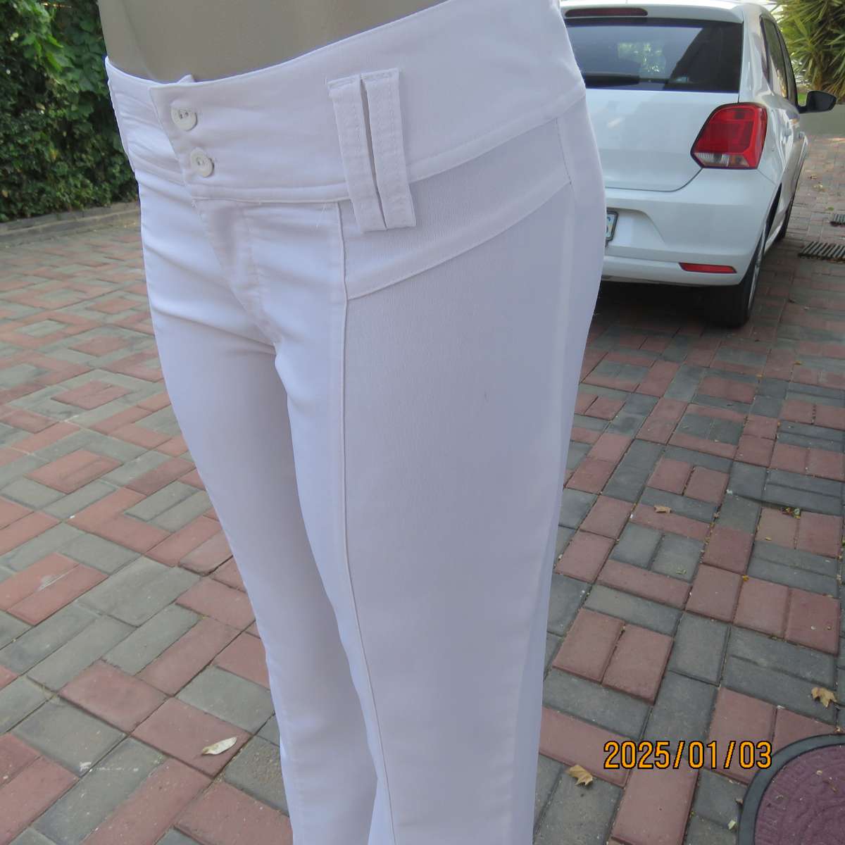White polycotton stretch LEGIT bootlegged pants in size 34-36. No pockets.