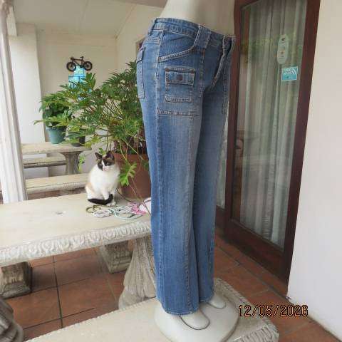 RE blue denim jeans in 80's style with 5 pockets and stitched front seams, size 36