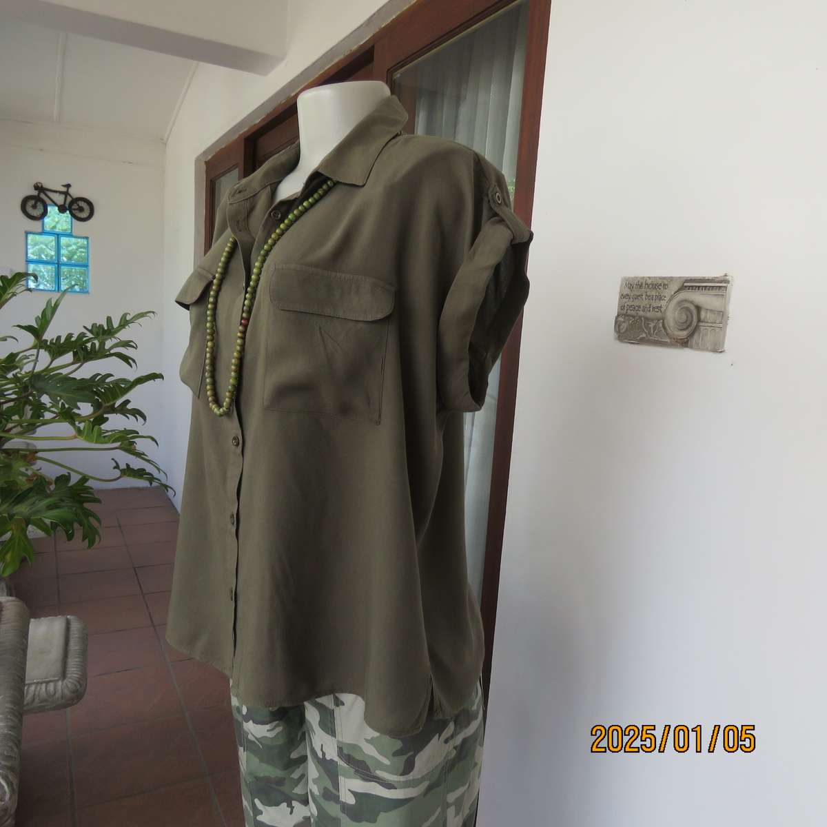 Army green viscose sleeveless button down top. Shirt collar. Flap pockets. Small epaulettes.Size 40.
