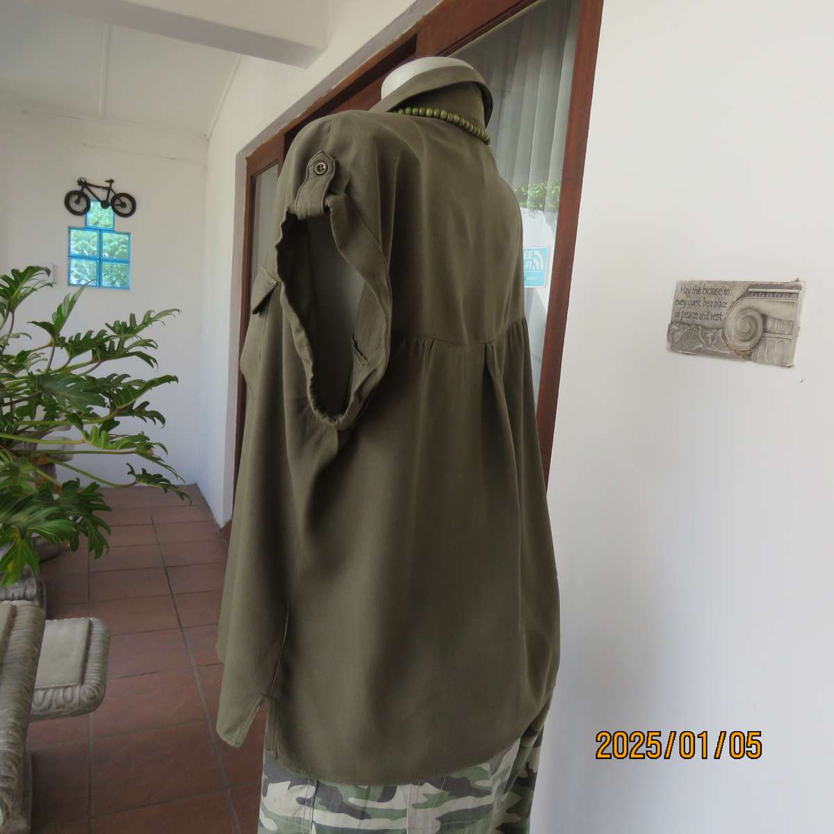 Army green viscose sleeveless button down top. Shirt collar. Flap pockets. Small epaulettes.Size 40.