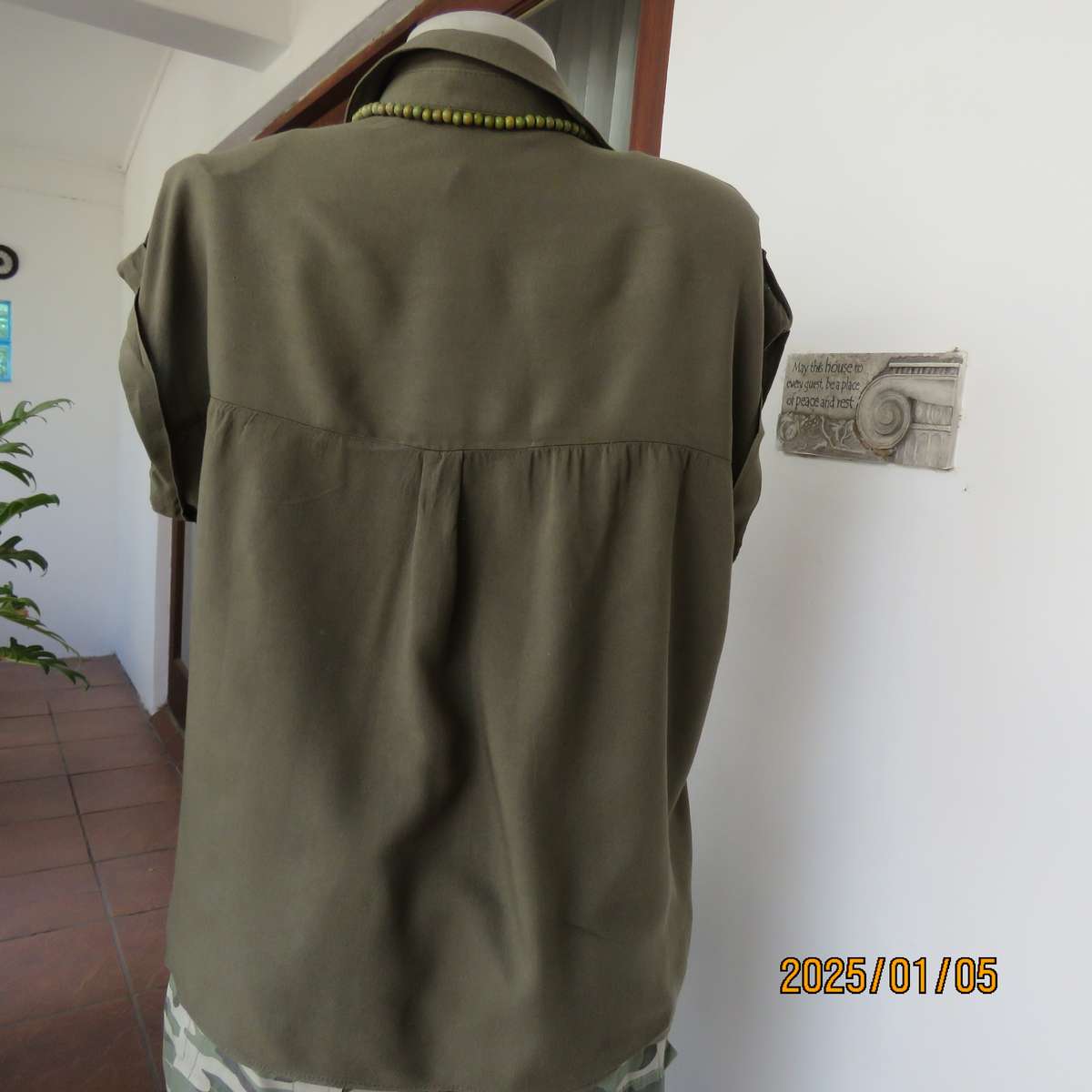 Army green viscose sleeveless button down top. Shirt collar. Flap pockets. Small epaulettes.Size 40.