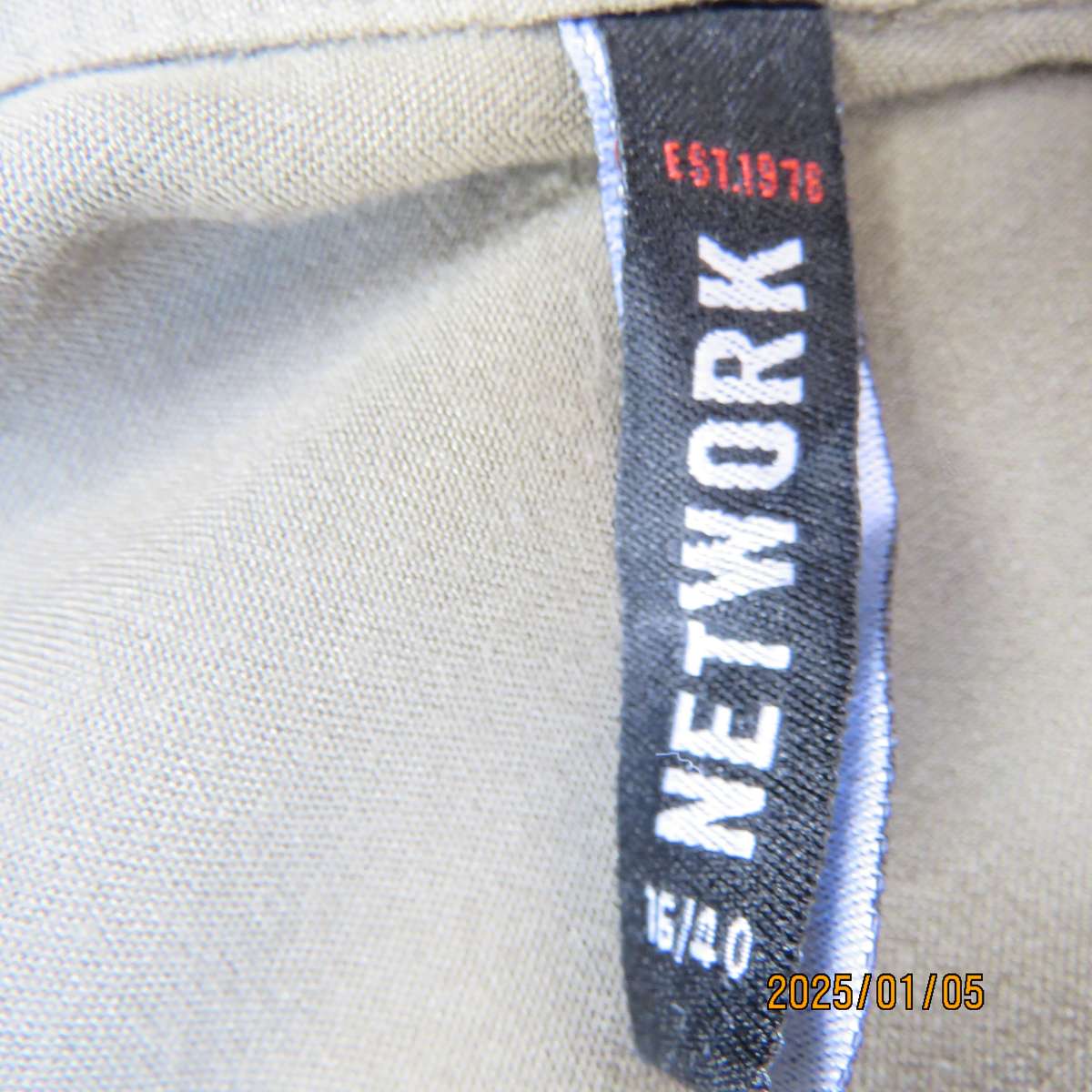 Army green viscose sleeveless button down top. Shirt collar. Flap pockets. Small epaulettes.Size 40.