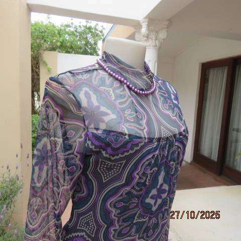 FASHION EXPRESS long sheer baroque print nylon top over lining. Size 34-36